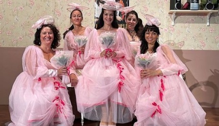 Cinque donne con lo stesso vestito